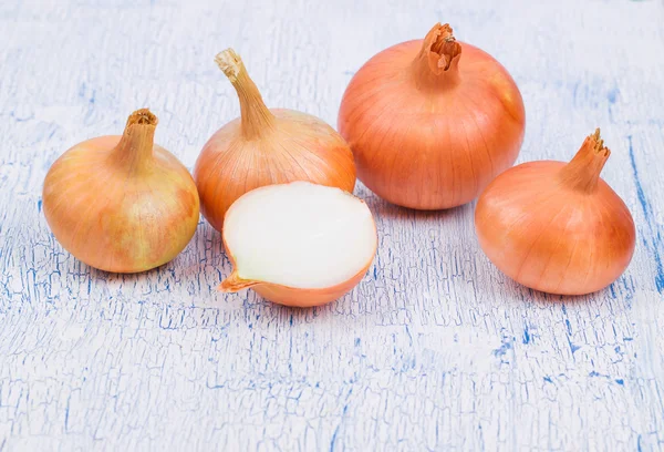 Weiße Zwiebeln in einer Schale auf einem alten — Stockfoto