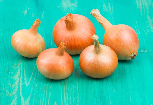 Zwiebeln weiß auf einem alten — Stockfoto