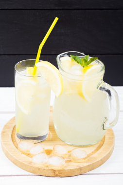 Buz ve limon parçaları ile kokteyl limon