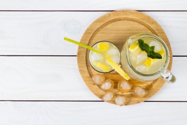Buz ve limon parçaları ile kokteyl limon