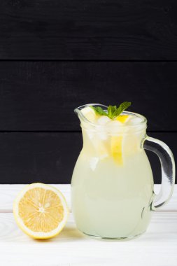 Buz ve limon parçaları ile kokteyl limon