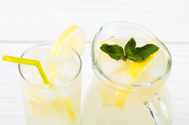 Buz ve limon parçaları ile kokteyl limon