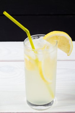 Buz ve limon parçaları ile kokteyl limon