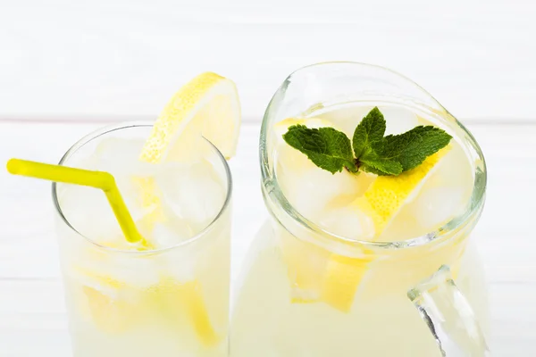 Cocktail di limone con ghiaccio e segmenti di un limone — Foto Stock