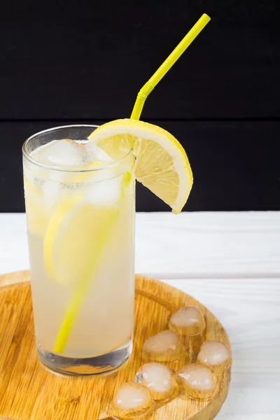 Cocktail di limone con ghiaccio e segmenti di un limone — Foto Stock
