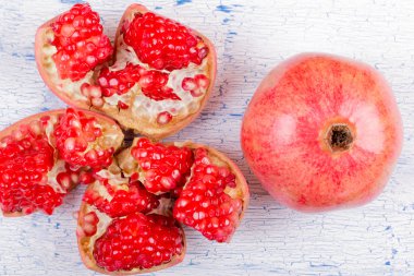 Nar üzerinde kırık bir