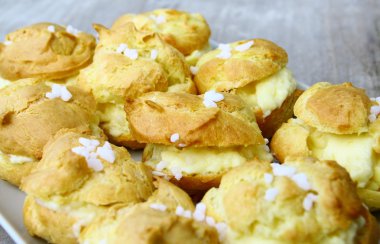 Bir tabakta krem puffs