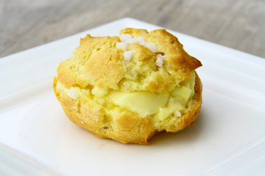 Bir tabakta krem puffs