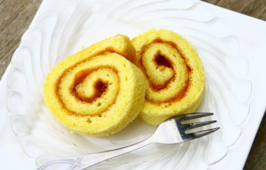 Yuvarlayarak yapılan kek, çilek