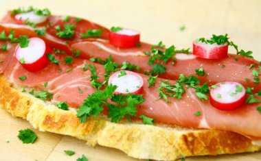 Jambon , tost üzerinde turp