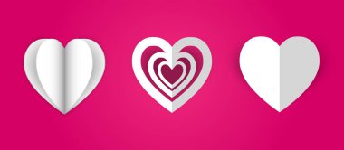 Resim vektörü, pembe arkaplanda beyaz katlanmış kağıt kalpler.