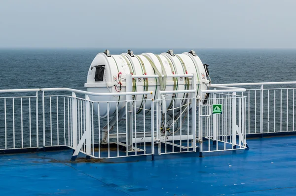 Balsa salvavidas inflable en ferry — Foto de Stock