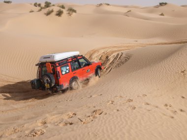 Sahara çöl kumulları 4 x 4 araç sürücüleri.