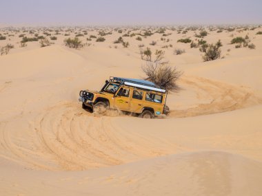 Sahara çöl kumulları 4 x 4 araç sürücüleri.