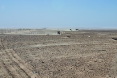 4 x 4 araç konvoyu sürücü tozlu çöl parça içinde Tunisa