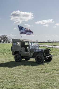 WW2 yalnız yıldızlar ve çizgiler uçan Jeep.