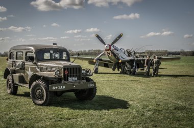 Yer ekibi korumak bir p-51 Mustang bir Ww2 askeri sedan ile