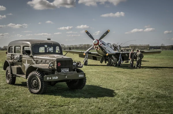 Załogi ziemi utrzymać p-51 Mustang z Ww2 sedan wojskowych w — Zdjęcie stockowe