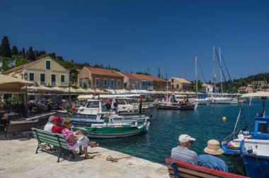 Turistler yaslanın ve rahatlayın Restoran, taverners ve yas arasında