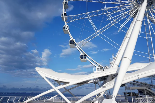Великий чортове колесо на березі Каспійського моря — стокове фото