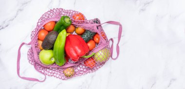 Çevre dostu yeniden kullanılabilir ağ örgüsü, meyve ve sebzelerle örülmüş alışveriş torbası, sıfır atık.