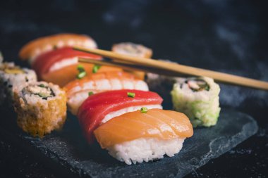 Suşi seti koyu arkaplan arkaplan seçici odak kopyalama alanı üzerinde servis edilir