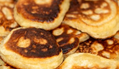 Yemek masasında krep pişirdim.