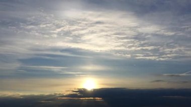 Bu video Timelaps Bulutları Akşam