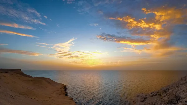 从毛里塔尼亚岩石海岸线看到的大西洋上空落日 — 图库照片