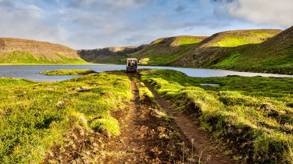 Luz Del Sol Paisaje Volcánico Musgoso Con Estacionamiento Autocaravanas Todoterreno — Foto de Stock