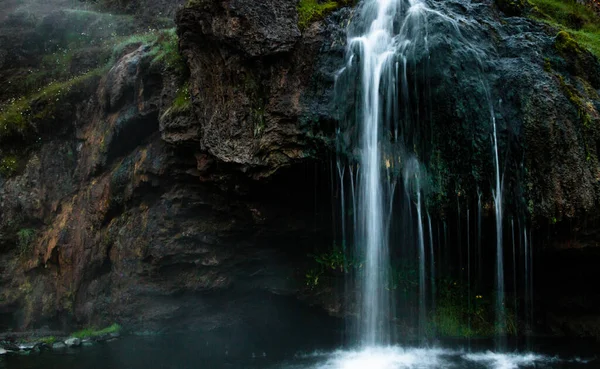 Vapor Que Sube Cascada Aguas Termales Sobre Formación Rocas Escarpadas — Foto de Stock