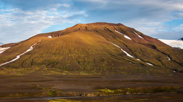 Вулканическая Гора Снежными Заплатами Фоне Голубого Неба Солнечный День Исландия — стоковое фото