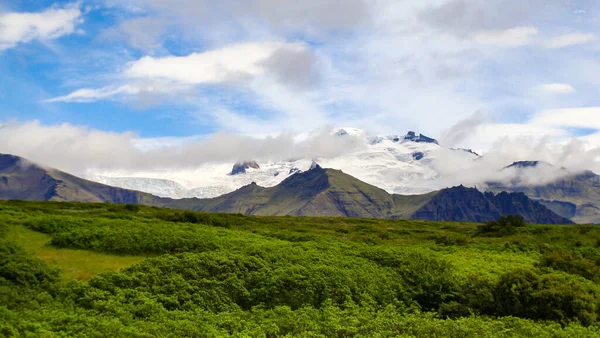 Una Cordillera Nevada Detrás Una Colina Verde Día Brillante Islandia —  Fotos de Stock