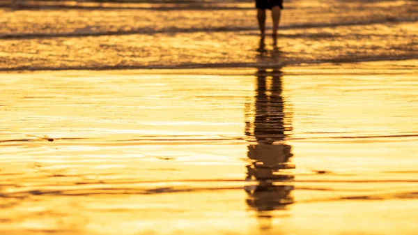 Spiegelung Auf Der Wasseroberfläche Des Strandes Einer Silhouette Einer Frau — Stockfoto