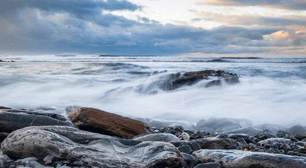 西班牙巴斯克乡村 冬季在著名的岩石海岸上破浪的海景 — 图库照片