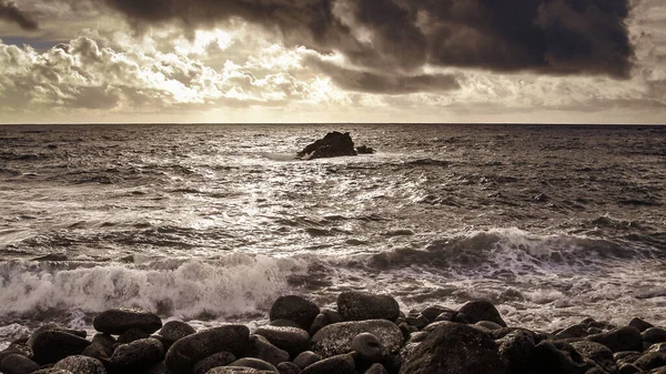 在狂风暴雨的天空下 从石质海岸俯瞰大海的塞皮亚彩色海景 — 图库照片