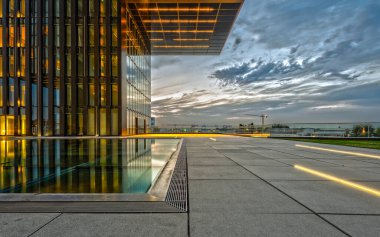 Duesseldorf, Almanya - 13 Temmuz 2017: Günbatımından sonra Medienhafen 'deki aydınlatılmış Hyatt otelinin gece çekimi