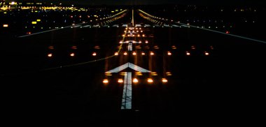 Duesseldorf, Almanya - 24 Kasım 2015: Aydınlatılmış DUS havaalanı pist pilotu