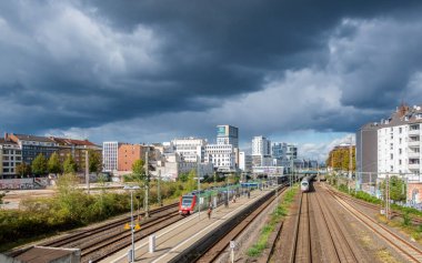 Duesseldorf Flingern şehir merkezi gökyüzü fırtınasına karşı metro rayları ve platformuyla gökyüzü