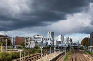 Duesseldorf Flingern şehir merkezi gökyüzü fırtınasına karşı metro rayları ve platformuyla gökyüzü