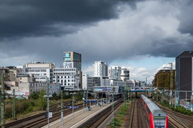 Duesseldorf Flingern şehir merkezi gökyüzü fırtınasına karşı metro rayları ve platformuyla gökyüzü