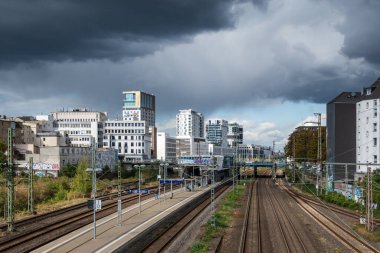 Duesseldorf Flingern şehir merkezi gökyüzü fırtınasına karşı metro rayları ve platformuyla gökyüzü