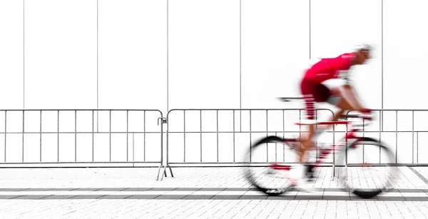 Krefeld Juli 2017 Unscharfe Bewegung Eines Radfahrers Roter Sportbekleidung Rast — Stockfoto