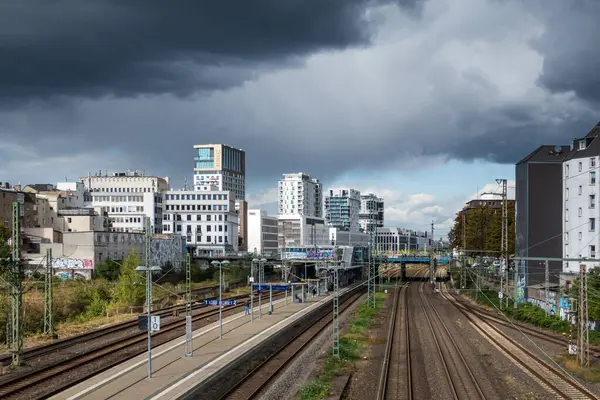 Duesseldorf Flingern şehir merkezi gökyüzü fırtınasına karşı metro rayları ve platformuyla gökyüzü