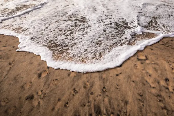 Alto Angolo Primo Piano Piccola Onda Rotolamento Sulla Spiaggia Sabbia — Foto Stock