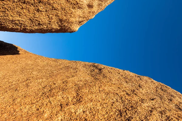 Céu Azul Visto Através Espaço Entre Duas Rochas Pintadas Amarelo — Fotografia de Stock