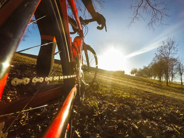 Pov Cadeias Ficar Ciclista Lado Sua Bicicleta Corrida Frente Sol — Fotografia de Stock