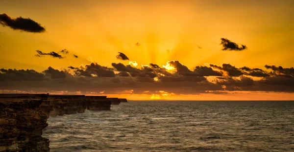 摩洛哥大西洋海岸陡峭的悬崖上 海景尽收眼底 夕阳西下的天空闪烁着光芒 — 图库照片