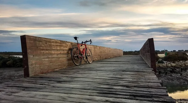 Κόκκινο Ποδήλατο Κυκλο Cross Αγωνιστικά Ακουμπά Στο Κιγκλίδωμα Πεζογέφυρα Κατά — Φωτογραφία Αρχείου