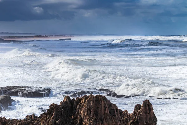 浪涌上岩石海岸 浪涌上海浪 在雷雨的天空中喷出浪花 — 图库照片